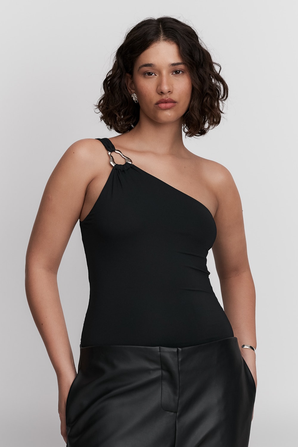 Segunda imagem do produto Blusa de Malha Ombro Só Galleria